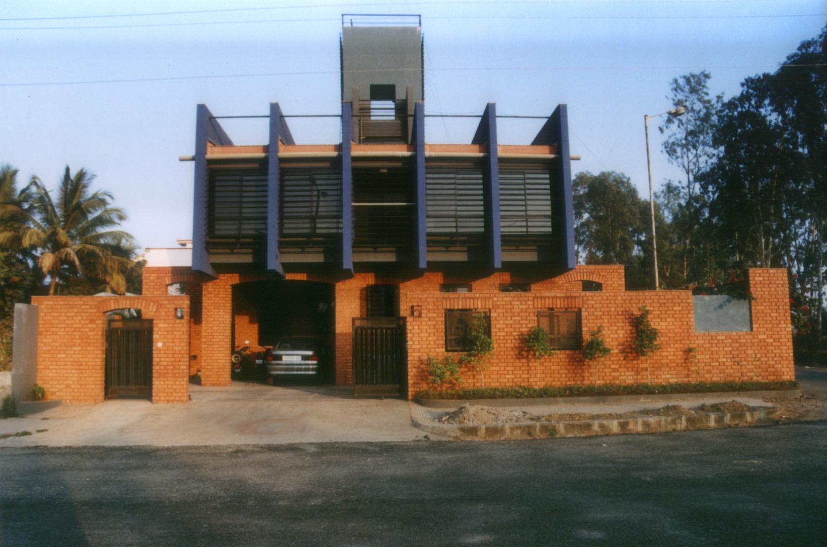 Front view: Large windows and vertical fins