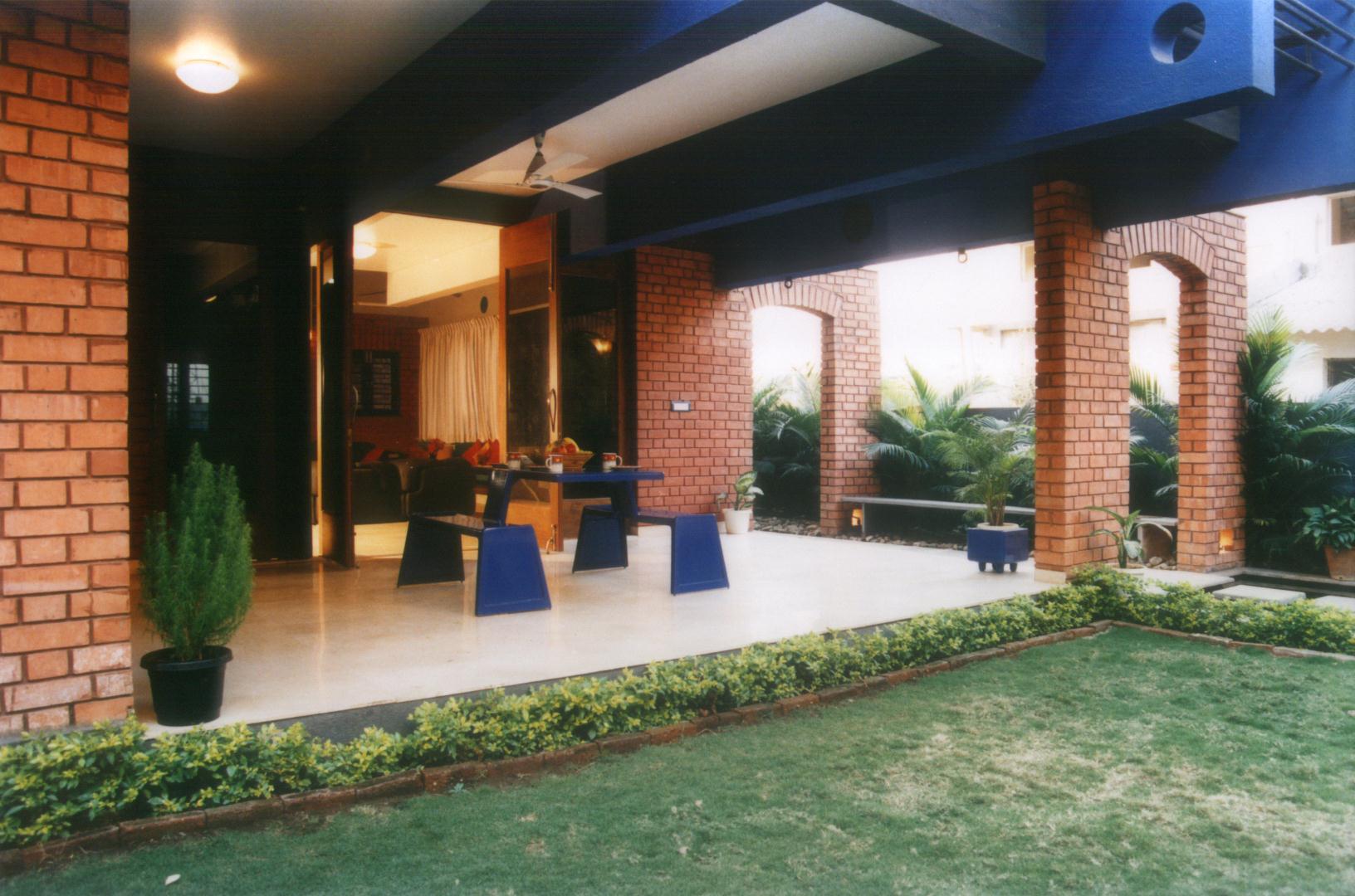 Living area opens up into a large verandah and private garden