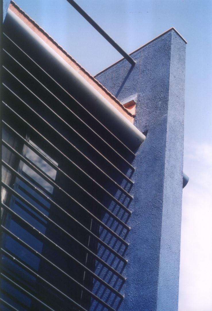 Grill and gutter detail