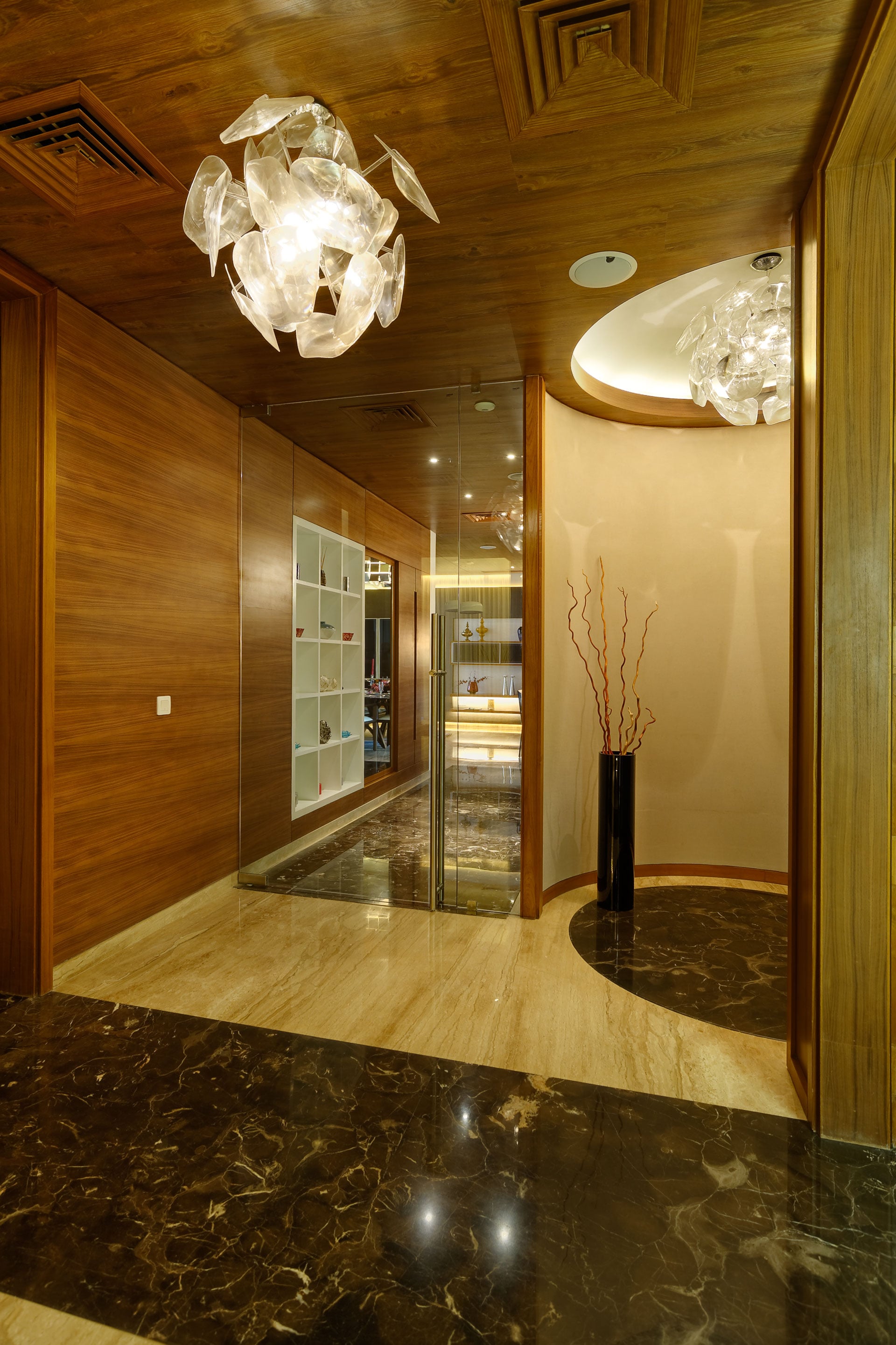 Circulation hallway: a playful palette in neutral tones