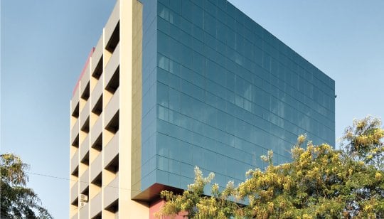 Formulating energetic architecture to blend commerce and recreation