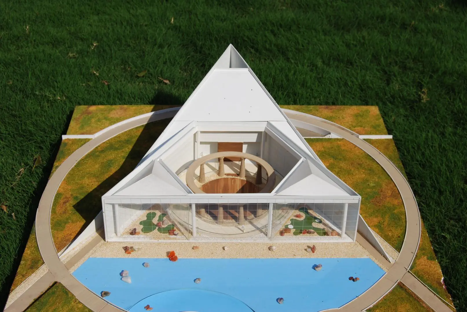 3D model: showing existing columns in the sanctum